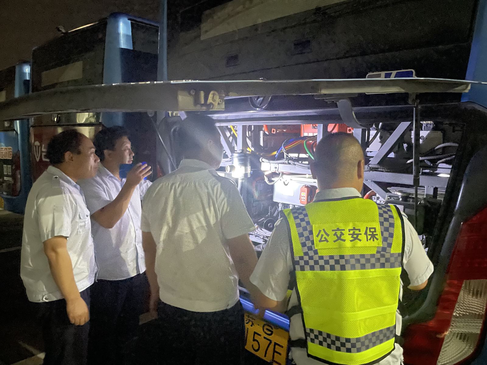 公交集團公交事業(yè)一部開展中秋國慶雙節(jié)前夜間安全大檢查